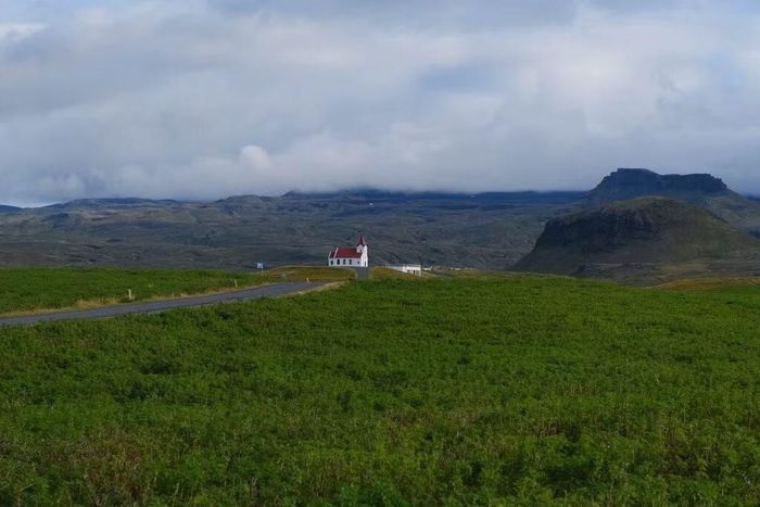 Hơn 3.000 km, nhóm đi qua những cung đường, thác nước và cảnh quan thơ mộng của Iceland