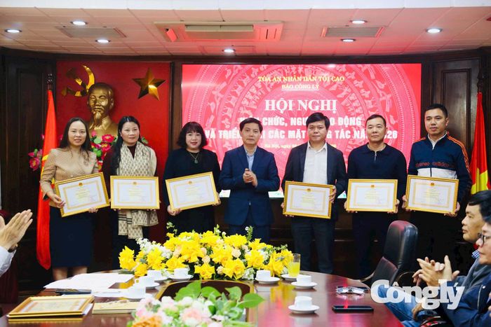 Tổng Biên tập Báo Công lý trao tặng danh hiệu Chiến sĩ thi đua cơ sở cho các cá nhân