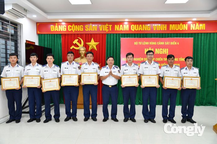 Đại tá Trần Nguyên Lai - Phó Tư lệnh, Tham mưu trưởng Bộ Tư lệnh Vùng Cảnh sát biển 4 trao tặng Giấy khen cho các tập thể, cá nhân đạt thành tích xuất sắc.
