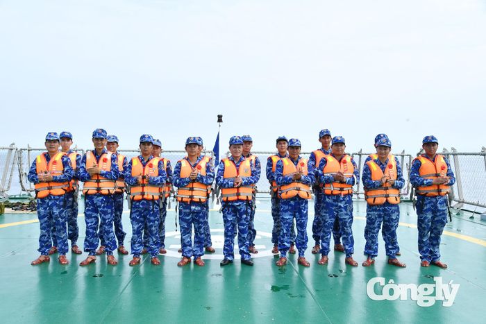 Đại tá Nguyễn Thái Dương - Phó Chính ủy Bộ Tư lệnh Vùng Cảnh sát biển 4 trao tặng hoa bắn giỏi cho các xạ thủ.