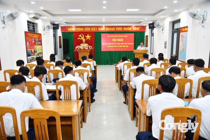 Quang cảnh hội nghị rút kinh nghiệm diễn tập chiến thuật vòng tổng hợp, bắn đạn thật trên biển năm 2026.