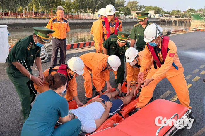 Các lực lượng hỗ trợ thuyền viên bị nạn.