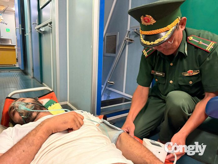 Thuyền viên bị nạn trên biển được hỗ trợ kịp thời.