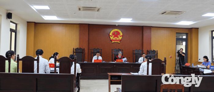 Quang cảnh phiên tòa