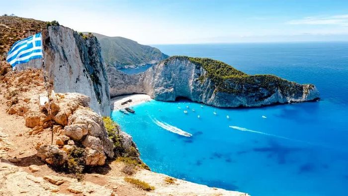Người phụ nữ bị cắn khi đang ở dưới nước tại Kalamaki, Zante. Ảnh: Roberto Moiola / Sysaworld