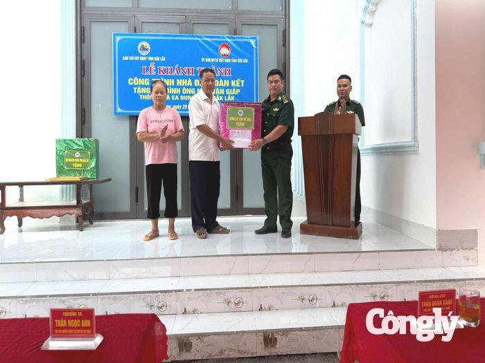 Đại diện Đồn Biên phòng Yok M’Bre tặng quà và chúc mừng gia đình ông Giáp.