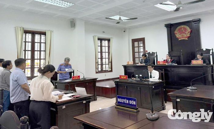 Đại diện VKSND khu vực 5 và các bị đơn có mặt tại phiên toà.