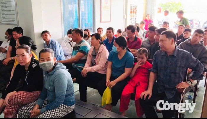 Đông đảo người thân của các bị cáo có mặt tại TAND khu vực 10 - Cần Thơ theo dõi phiên tòa.