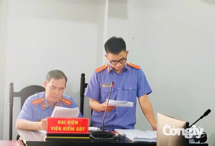 Đại diện Viện kiểm sát công bố cáo trạng.