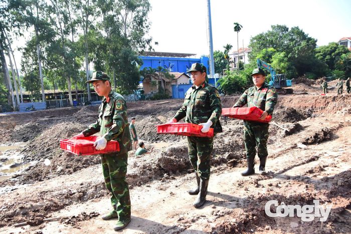 Công tác tìm kiếm vẫn đang diễn ra ở Công viên Lê Thị Riêng.