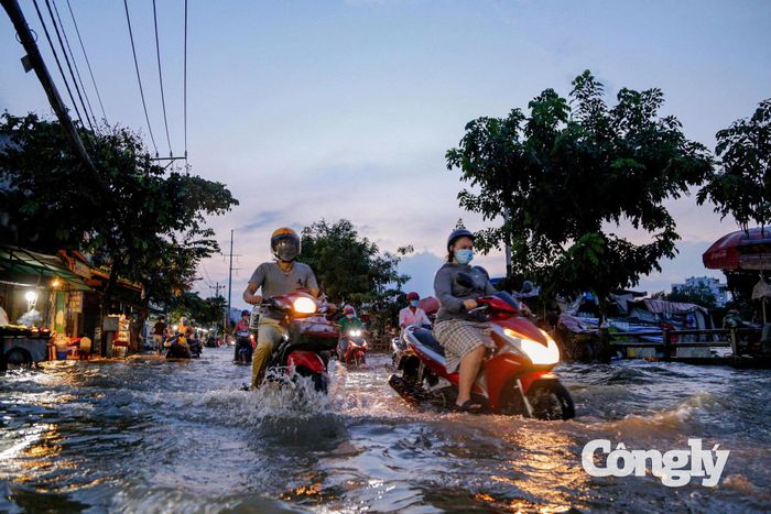 Nước dâng cao ở đường Trần Xuân Soạn, TP.HCM vào chiều tối 29/9.