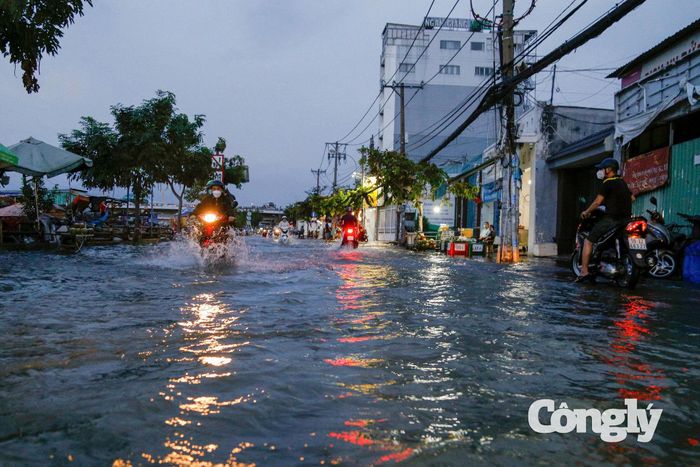 Triều dâng cao khiến việc di chuyển của người dân gặp nhiều khó khăn.