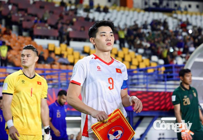 Đình Bắc tiếp tục mang tấm băng đội trưởng trận gặp Thái Lan. Ảnh: Phạm Đình.