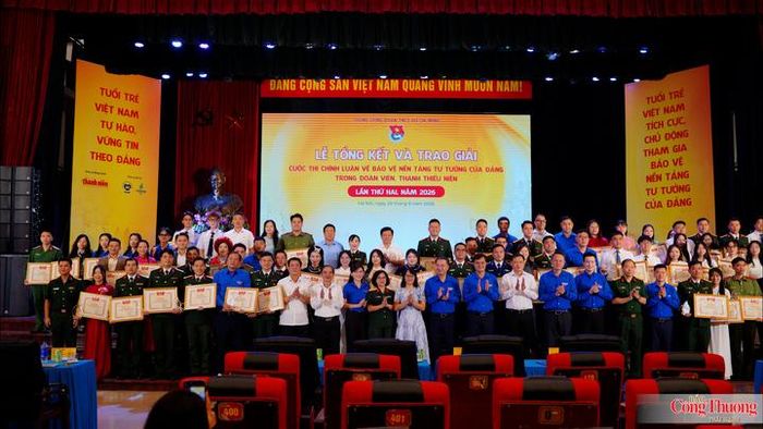 Các cá nhân, tập thể chụp ảnh lưu niệm cùng các đại biểu tại lễ trao giải.