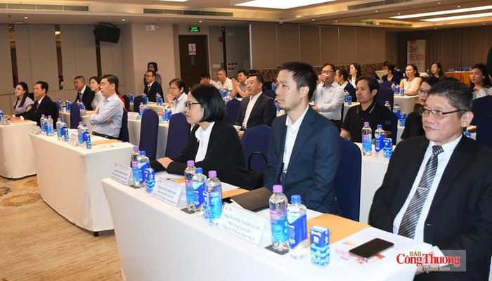 Đại biểu tham dự họp báo.