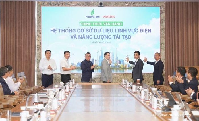Lãnh đạo Petrovietnam và Viettel Solutions thực hiện nghi thức chính thức đưa Hệ thống Cơ sở dữ liệu lĩnh vực Điện và Năng lượng tái tạo vào vận hành.
