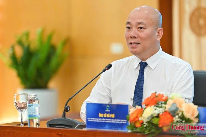 Ông Vũ Bá Phú, Cục trưởng Cục Xúc tiến thương mại, Trưởng ban Ban Thư ký Chương trình Thương hiệu quốc gia Việt Nam thông tin với các cơ quan truyền thông tại cuộc họp.