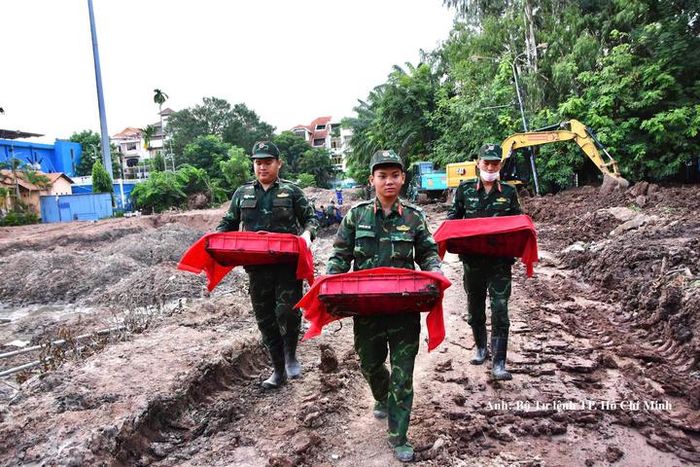 Trong ngày 29/9, tại Khu B, lực lượng làm nhiệm vụ đã phát hiện, quy tập được 6 bộ hài cốt liệt sĩ tại Công viên Lê Thị Riêng.