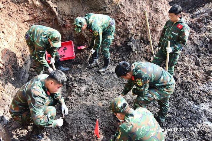 Các lực lượng tiếp tục triển khai công tác tìm kiếm, quy tập hài cốt liệt sĩ tại Khu B, Công viên Lê Thị Riêng trong ngày 29/9.
