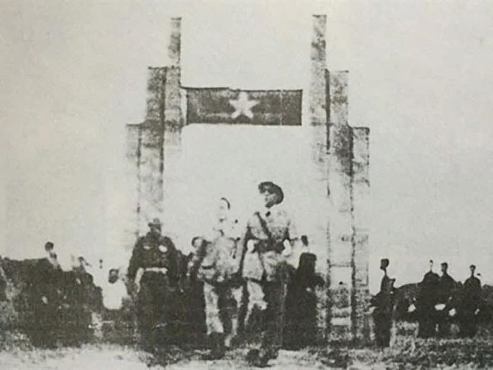 Lễ thụ phong Trung tướng Nguyễn Bình - vị Trung tướng đầu tiên của Quân đội Nhân dân Việt Nam tại làng Nhơn Hòa Lập, tỉnh Đồng Tháp (nay thuộc tỉnh Tây Ninh), tháng 7/1948. Ảnh tư liệu