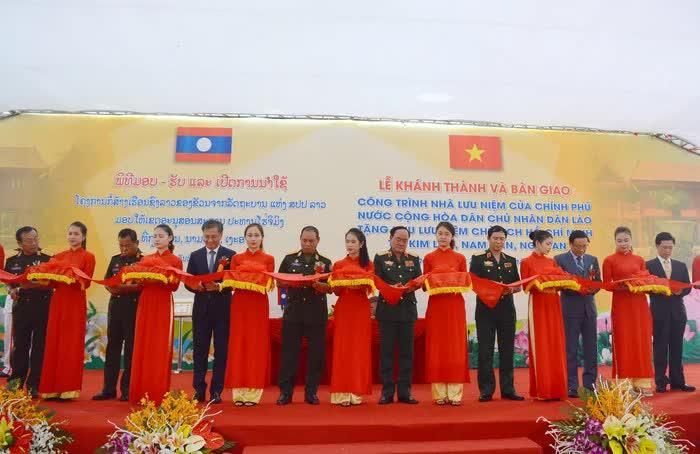 Các đại biểu hai nước Việt Nam - Lào cắt băng khánh thành công trình Nhà lưu niệm Chủ tịch Hồ Chí Minh. Ảnh: baonghean.vn