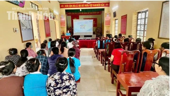 Hội nghị tuyên truyền phát triển người tham gia BHXH, BHYT tại nhà văn hóa.
