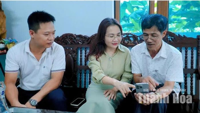 Cán bộ BHXH cơ sở Triệu Sơn hướng dẫn người dân cài đặt tài khoản thanh toán BHXH, BHYT qua tài khoản.
