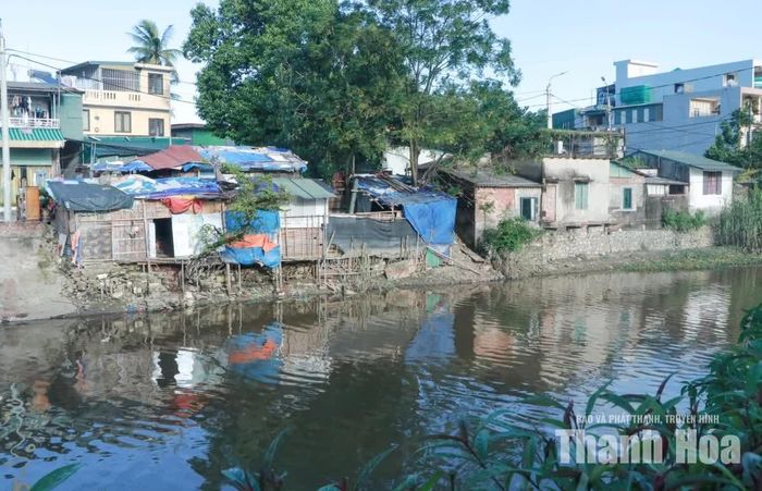Bên cạnh đó, nhiều điểm bị lấn chiếm hành lang cơi nới xây nhà tạm.