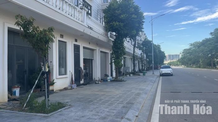 Không gian vỉa hè, cây xanh và mặt phố Đồng Lễ, phường Hạc Thành được chỉnh trang theo hướng thông thoáng, gọn gàng hơn.