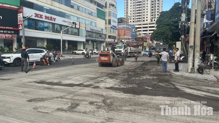 Công tác sửa chữa, chỉnh trang mặt đường đang được triển khai tại một đoạn trên đường Nguyễn Trãi, phường Hạc Thành.