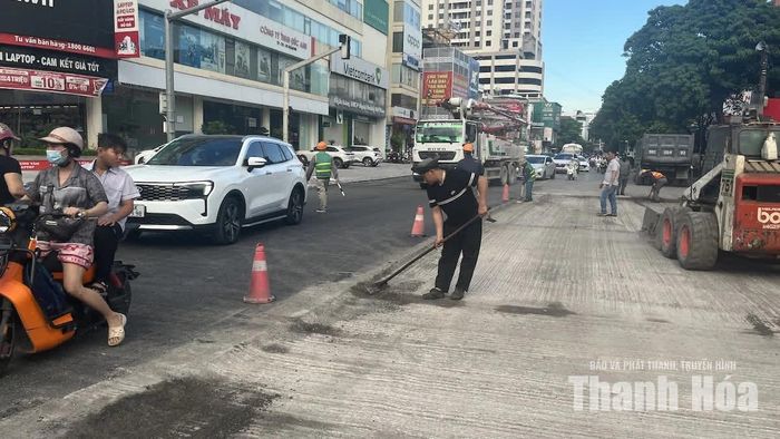 Công nhân khẩn trương hoàn thiện mặt đường, bảo đảm việc đi lại của người dân.
