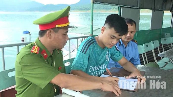 Chủ phương tiện ký cam kết chấp hành quy định về trật tự an toàn giao thông đường thủy.