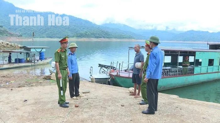 Tăng cường công tác phối hợp giữa chính quyền, đơn vị và lực lượng chức năng trong việc tuyên truyền, xây dựng các phương án bảo đảm an toàn cho người dân và phương tiện trong những tình huống khẩn cấp.