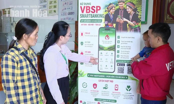 Bà con vùng biên được cán bộ tín dụng chính sách hỗ trợ hướng dẫn các tiện ích số.