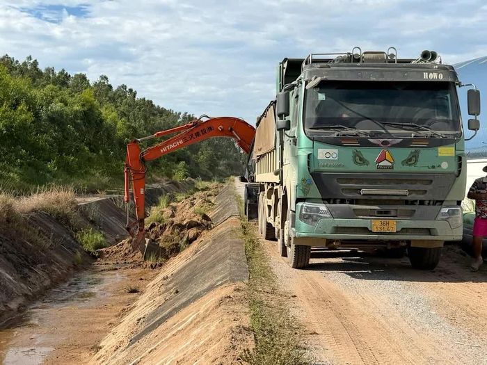 Nạo vét kênh thoát nước lưu vực, đảm bảo lưu thông dòng chảy trong mùa bão lũ.
