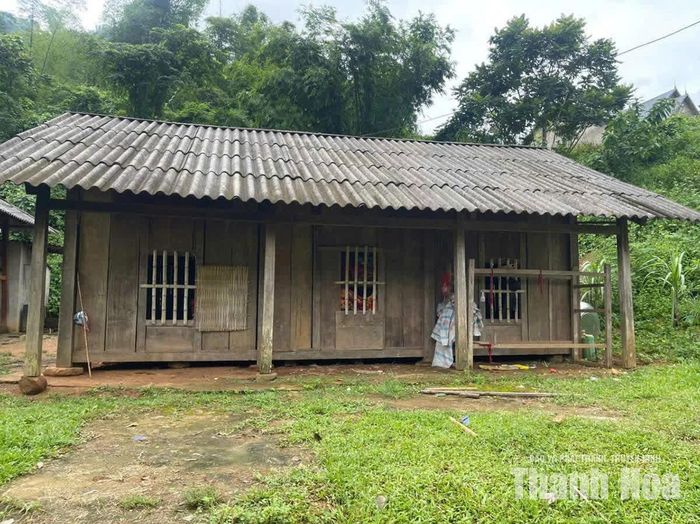 Những căn nhà đóng cửa vì nguy cơ sạt lở.