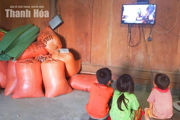 Những bao thóc chất đầy góc nhà cùng sự chăm chú của các em nhỏ bên chiếc ti vi tại xã Pù Nhi. Sự bình yên và cuộc sống ngày càng ấm no của đồng bào chính là trái ngọt từ những giọt mồ hôi, sự hy sinh thầm lặng của các lực lượng chức năng đang ngày đêm giữ vững an ninh trật tự nơi biên cương Tổ quốc.