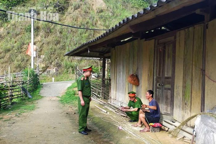 Với tinh thần “Gần dân, hiểu dân, trọng dân” - cán bộ Công an xã Trung Lý ân cần thăm hỏi, lắng nghe những chia sẻ đời thường của đồng bào các dân tộc trong bản, qua đó góp phần củng cố mối quan hệ đoàn kết, gắn bó khăng khít giữa công an và Nhân dân nơi biên cương.
