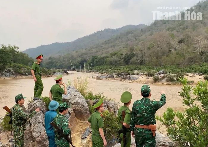 Lực lượng Công an xã phối hợp cùng Bộ đội Biên phòng và lực lượng Dân quân thực hiện nhiệm vụ tuần tra, kiểm soát khu vực giáp ranh đường biên giới Thanh Hóa - Hủa Phăn. Sự hiệp đồng chiến đấu chặt chẽ giữa các lực lượng góp phần giữ vững an ninh trật tự và chủ quyền lãnh thổ quốc gia nơi biên viễn.