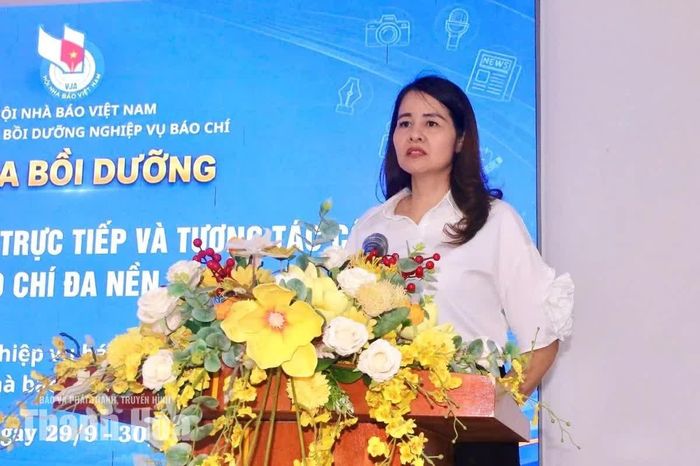 Phó Chủ tịch Hội Nhà báo tỉnh Nguyễn Thị Thương phát biểu khai mạc lớp bồi dưỡng.