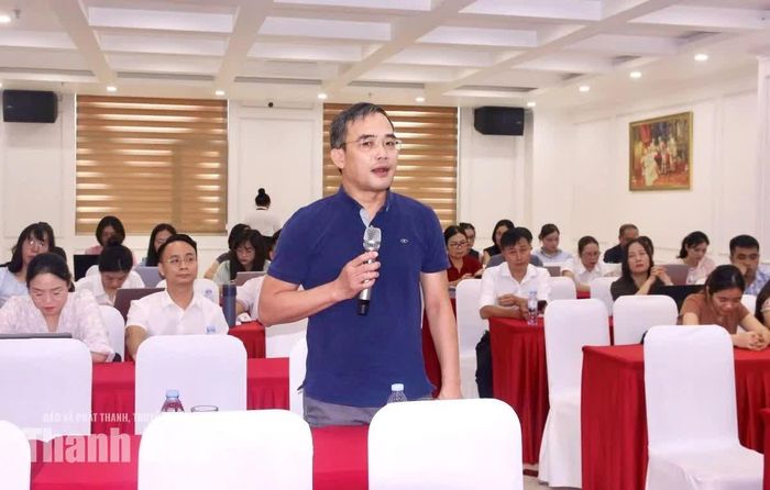 Học viên trao đổi, chia sẻ thông tin tại lớp bồi dưỡng.