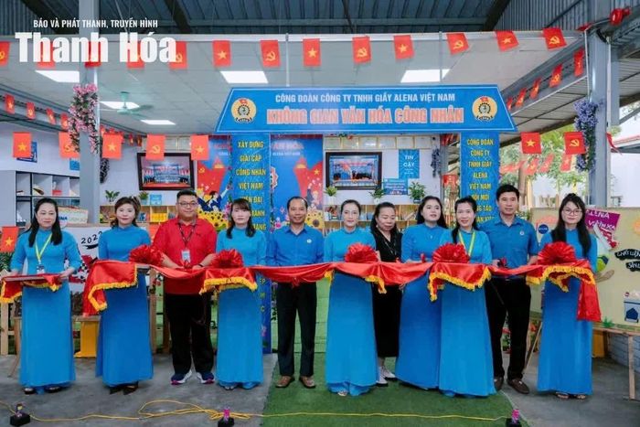 Chủ tịch LĐLĐ tỉnh Lương Trọng Thành cùng các đại biểu cắt băng ra mắt mô hình Văn hóa công nhân tại Công đoàn Công ty TNHH Giầy Alena Việt Nam.