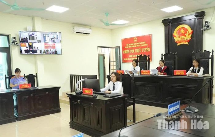 Một phiên tòa hình sự trực tuyến ở Tòa án Nhân dân khu vực 2.