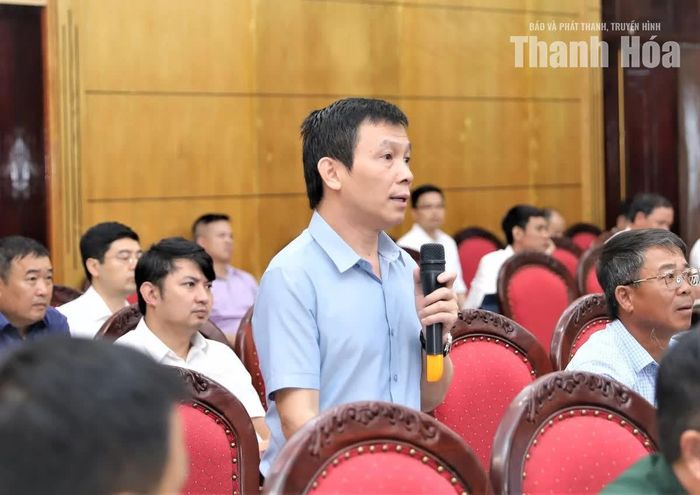 Đại diện nhà thầu thi công phát biểu tại hội nghị.