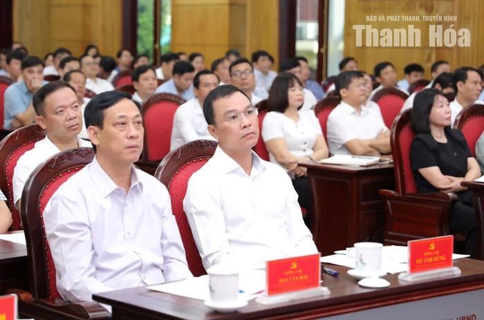 Chủ tịch UBND tỉnh Tô Anh Dũng cùng các đại biểu dự hội nghị.