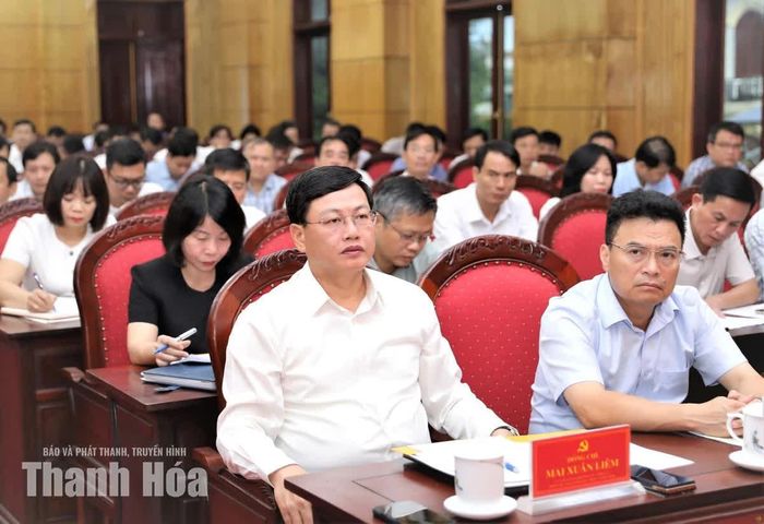 Phó Chủ tịch Thường trực UBND tỉnh Mai Xuân Liêm cùng các đại biểu dự hội nghị.