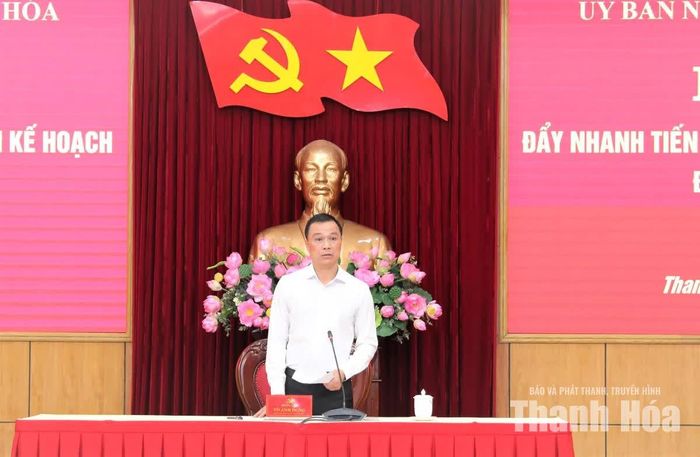 Chủ tịch UBND tỉnh Tô Anh Dũng điều hành nội dung thảo luận.