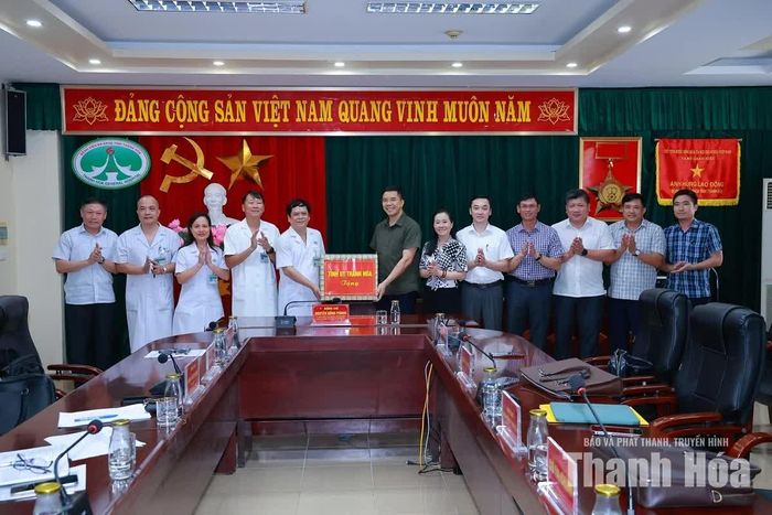 Phó Bí thư Thường trực Tỉnh ủy Nguyễn Hồng Phong tặng quà cho Bệnh viện Đa khoa tỉnh.