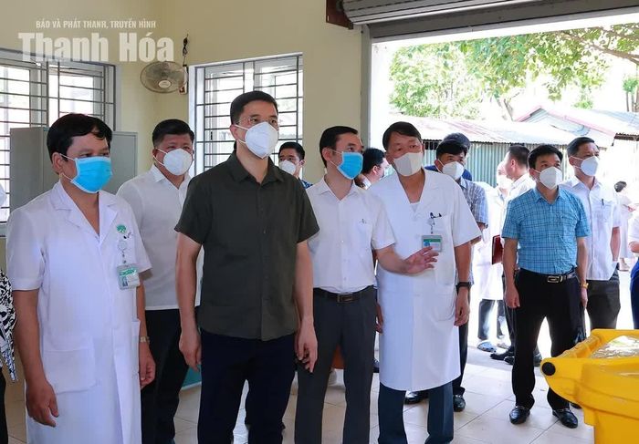 Phó Bí thư Thường trực Tỉnh ủy Nguyễn Hồng Phong kiểm tra quy trình xử lý chất thải rắn tại Bệnh viện Đa khoa tỉnh.