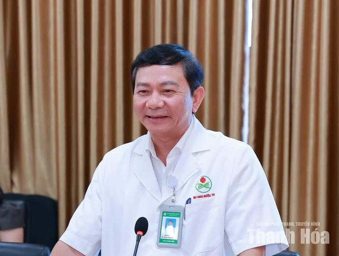 Lãnh đạo Bệnh viên Ung bướu tỉnh phát biểu tại buổi làm việc.